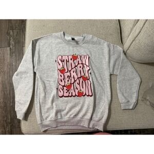 Gildan Strawberry Season Sweatshirt Women Medium Grey Excellent Graphic Pullover